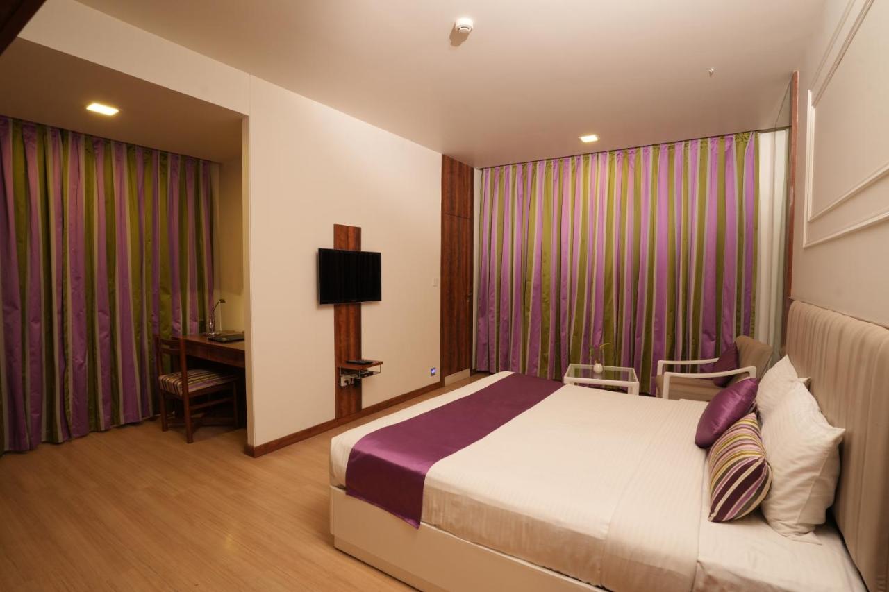 Hotel Hardeo Нагпур Екстериор снимка