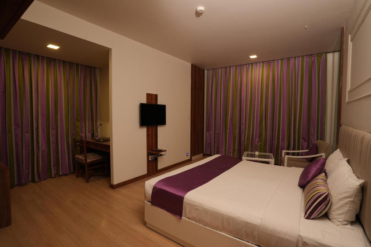 Hotel Hardeo Нагпур Екстериор снимка