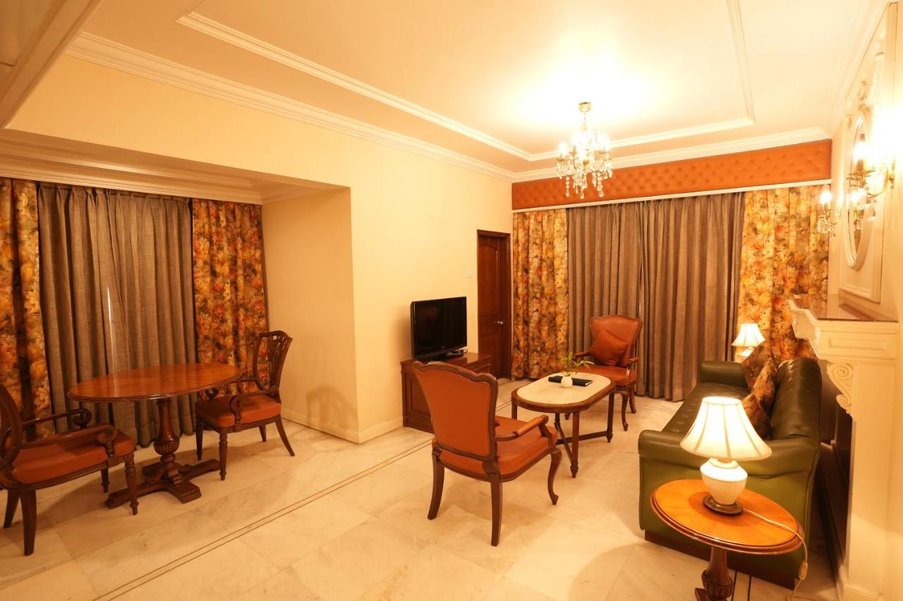 Hotel Hardeo Нагпур Екстериор снимка