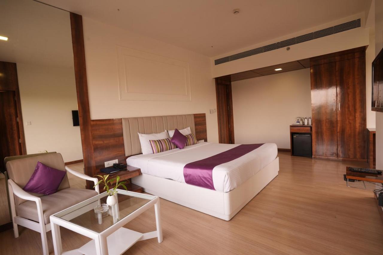 Hotel Hardeo Нагпур Екстериор снимка
